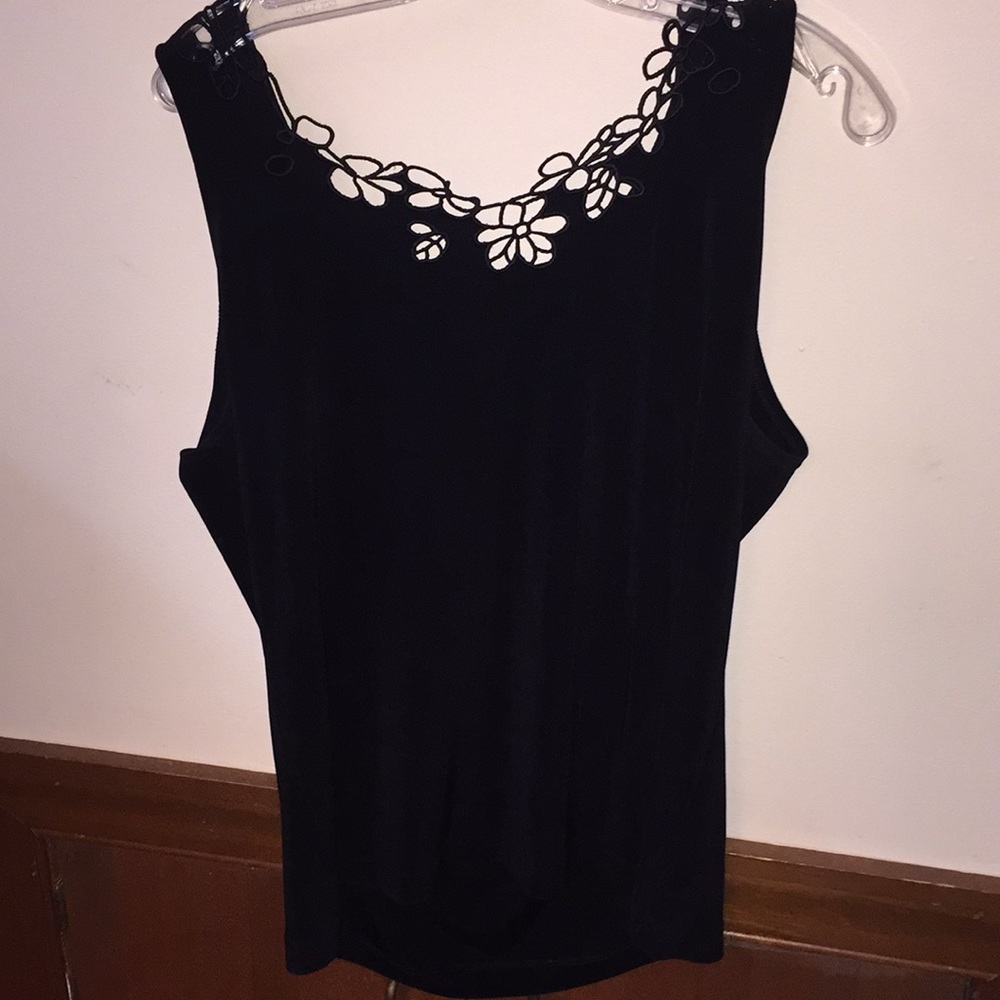 Chico’s traveler top with cut out design at neck